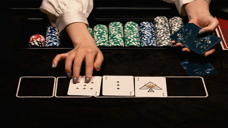 Ở vòng 2 của game poker thì 3 lá bài chung sẽ được chia